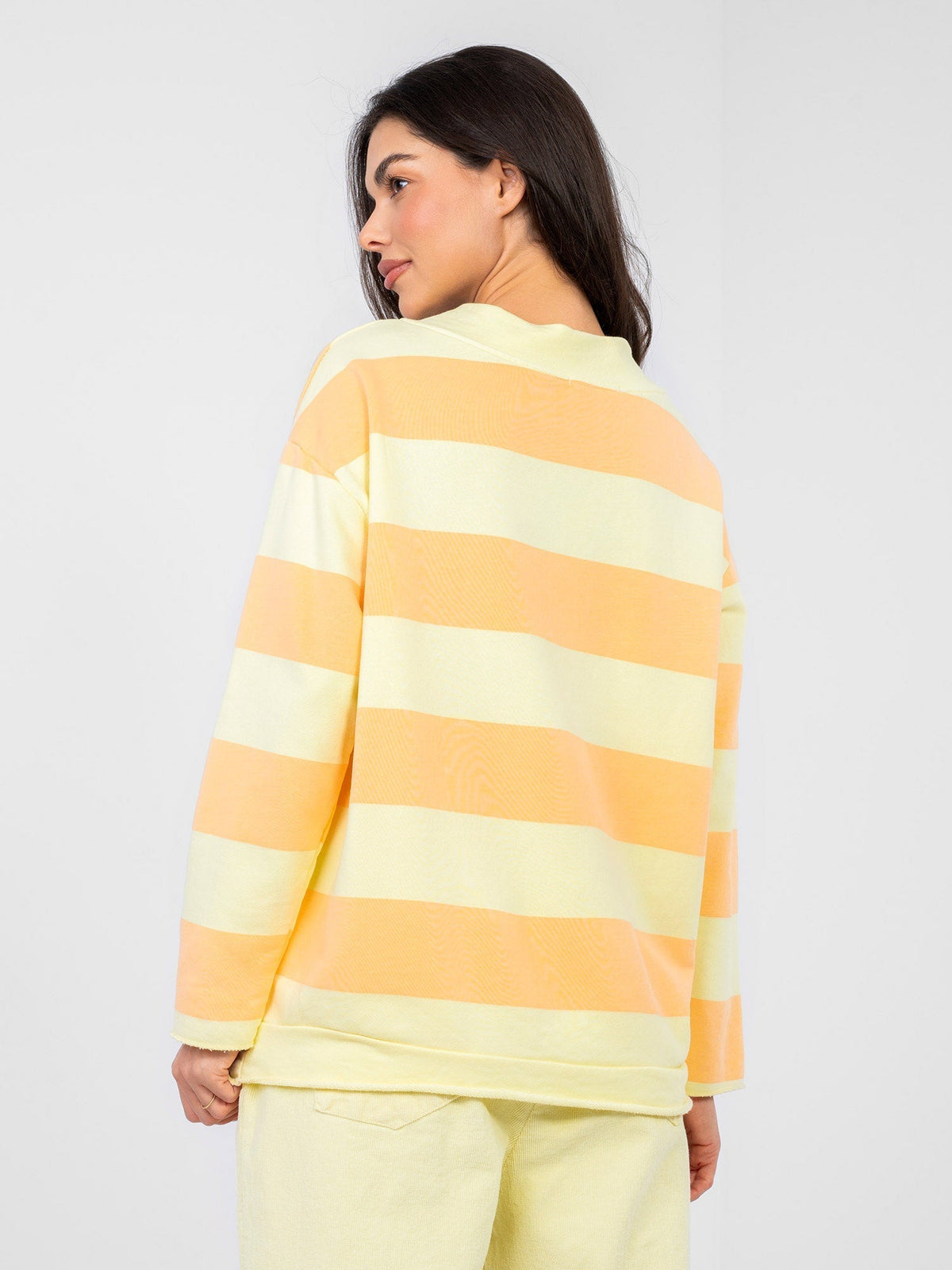 Felpa Light con Scollo a V e Motivo Strisce – Comfort Chic