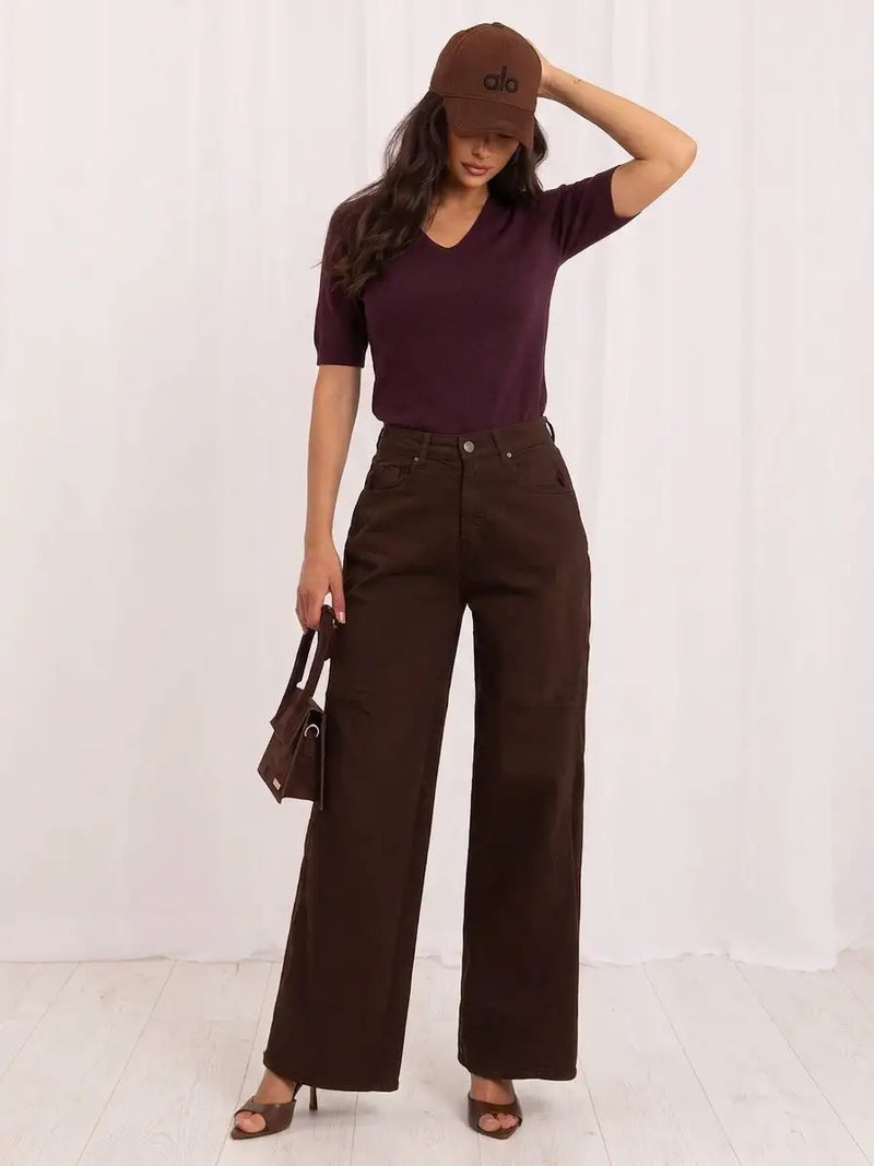 Pantaloni ampi a gamba larga marroni con vita alta e costruzione classica in denim.