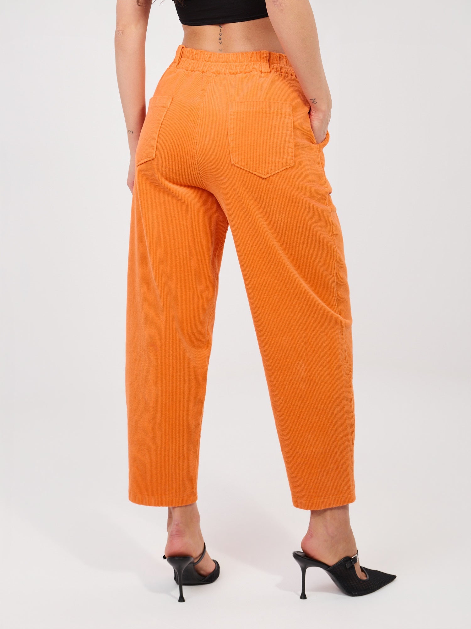 Pantaloni Carrot in Velluto a Coste Vita Alta (Bianca)