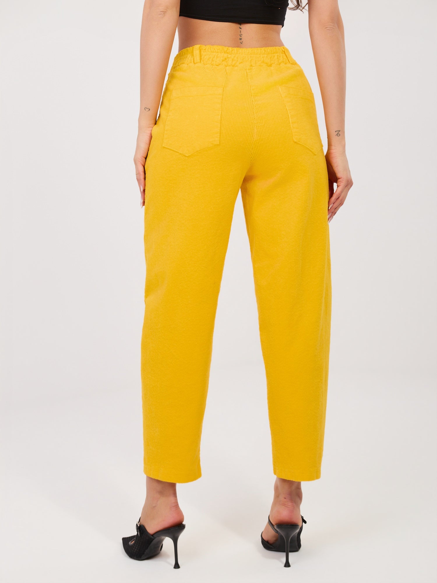 Pantaloni Carrot in Velluto a Coste Vita Alta (Bianca)