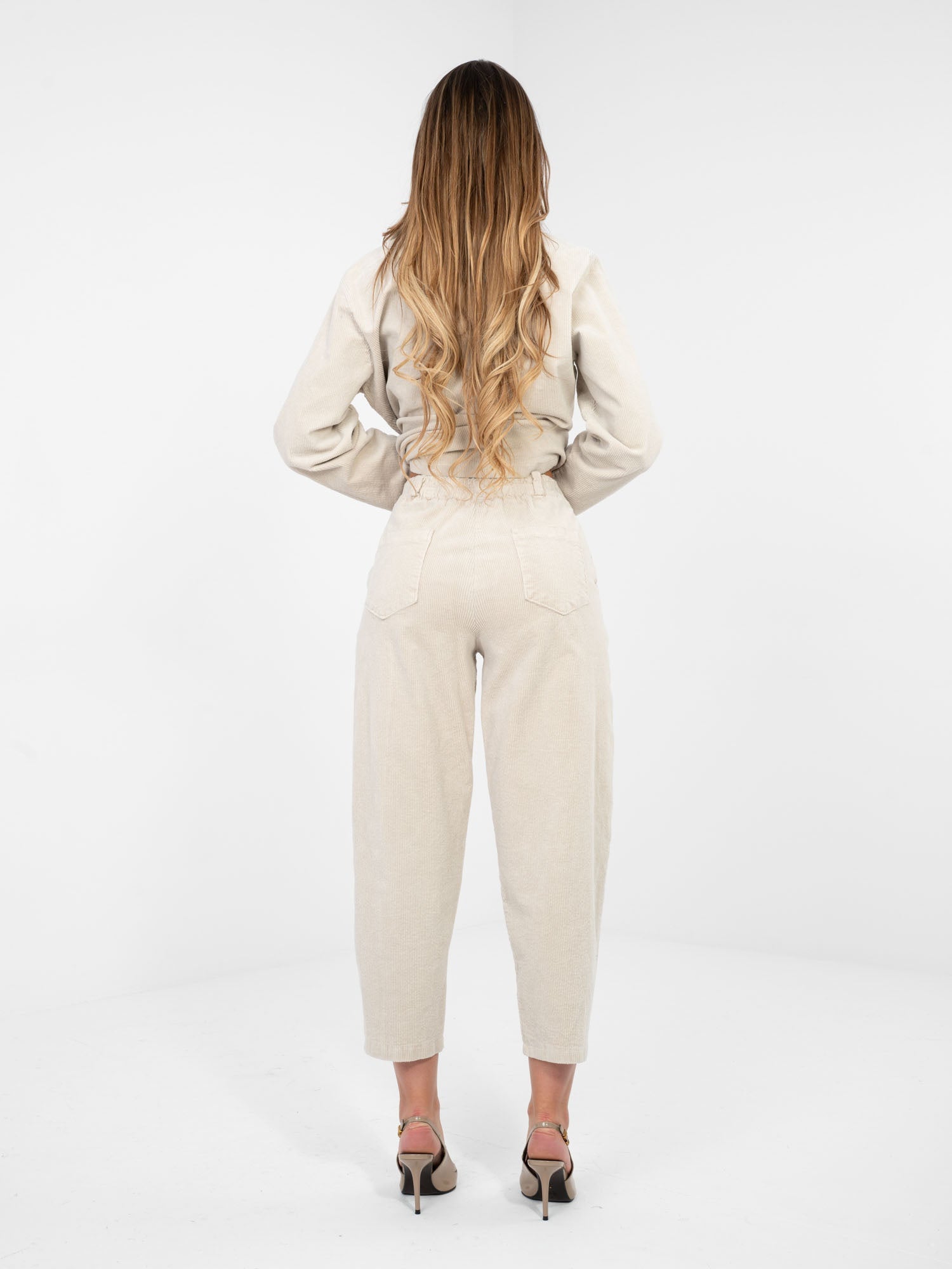 Pantaloni Carrot in Velluto a Coste Vita Alta (Bianca)