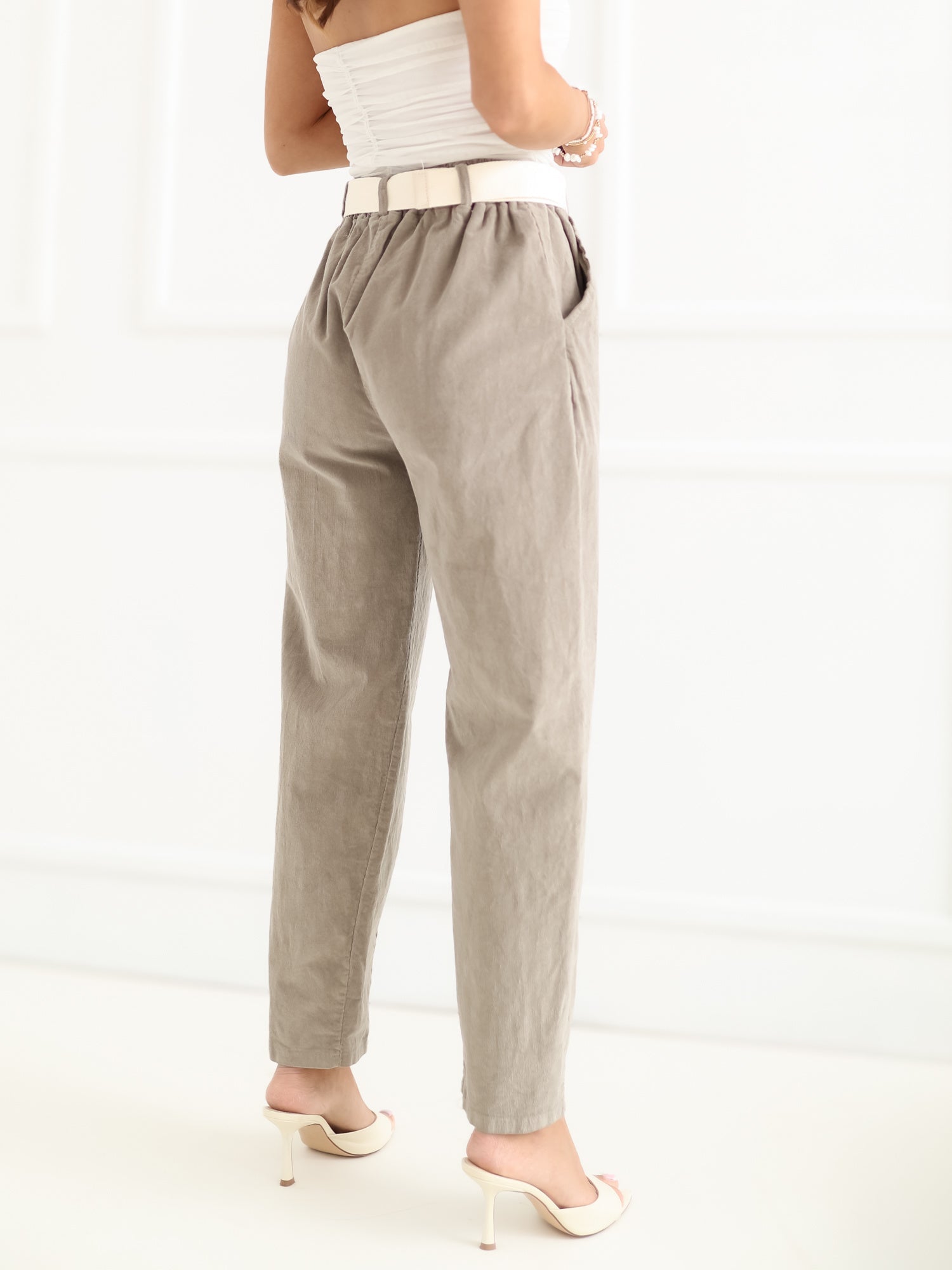 Pantaloni Modello Carrot in Cotone Stretch a costine