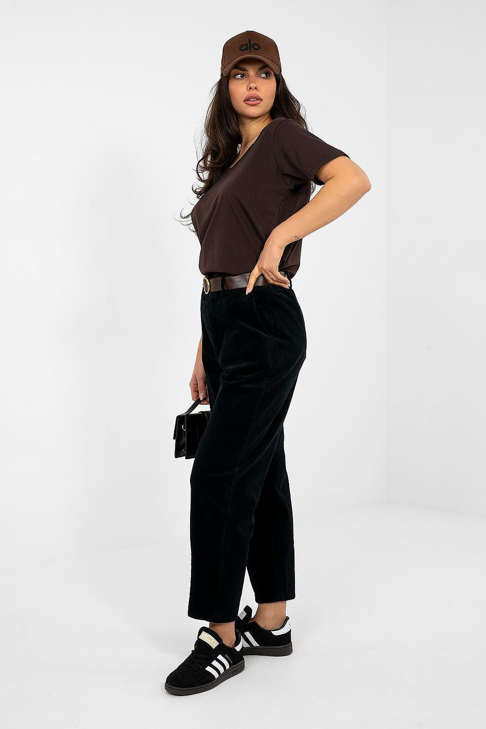 Pantaloni in velluto a coste modello carrot con vita alta