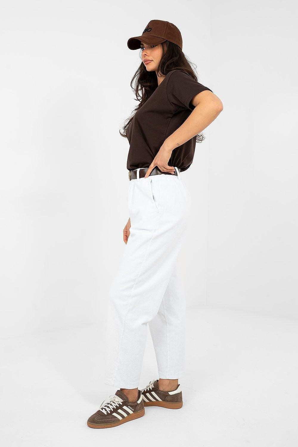 Pantaloni in velluto a coste modello carrot con vita alta