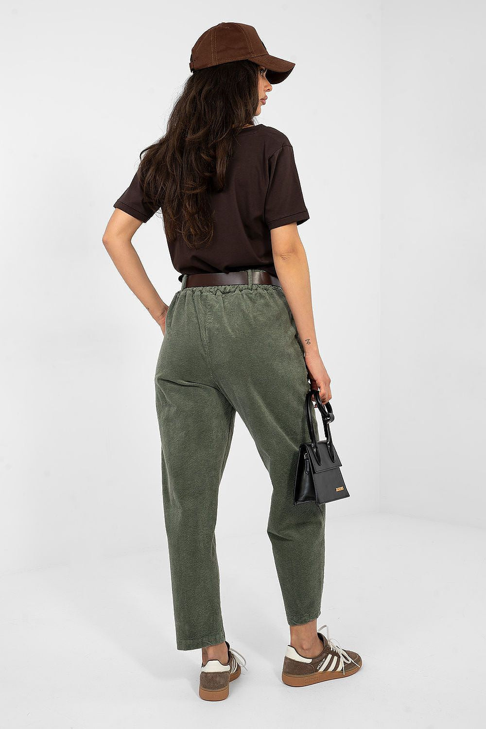 Pantaloni in velluto a coste modello carrot con vita alta