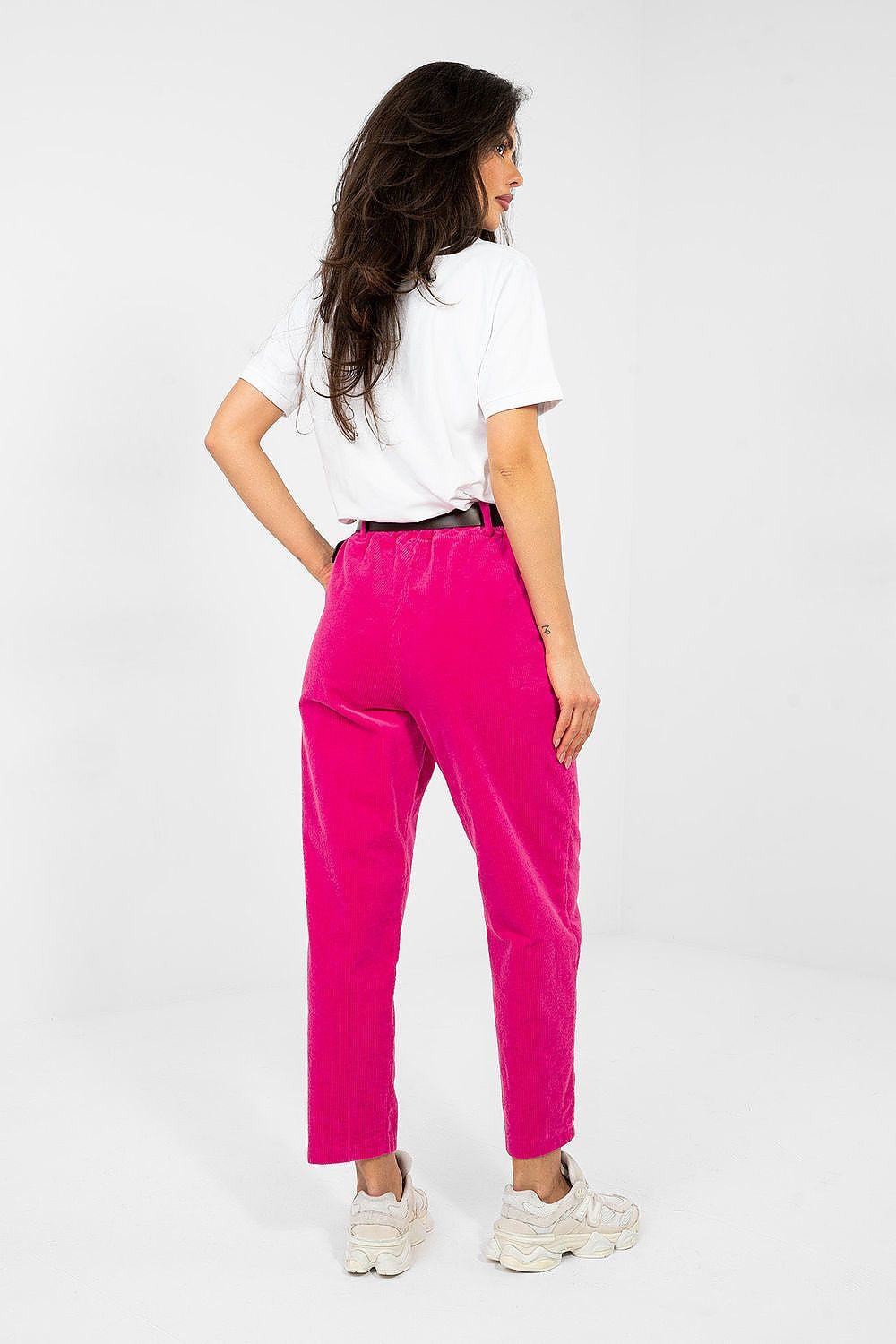 Pantaloni in velluto a coste modello carrot con vita alta