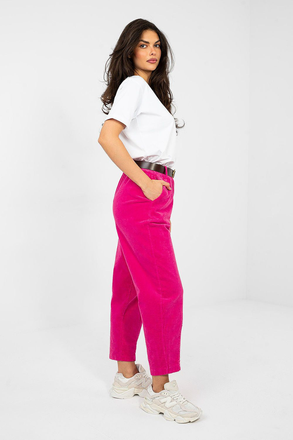 Pantaloni in velluto a coste modello carrot con vita alta