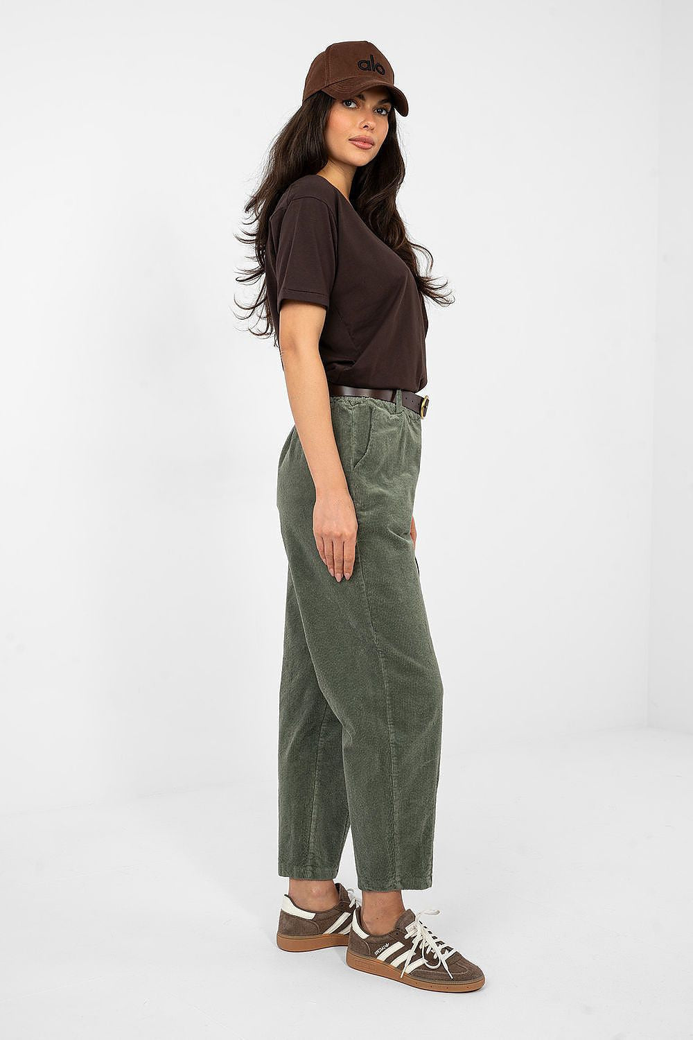 Pantaloni in velluto a coste modello carrot con vita alta