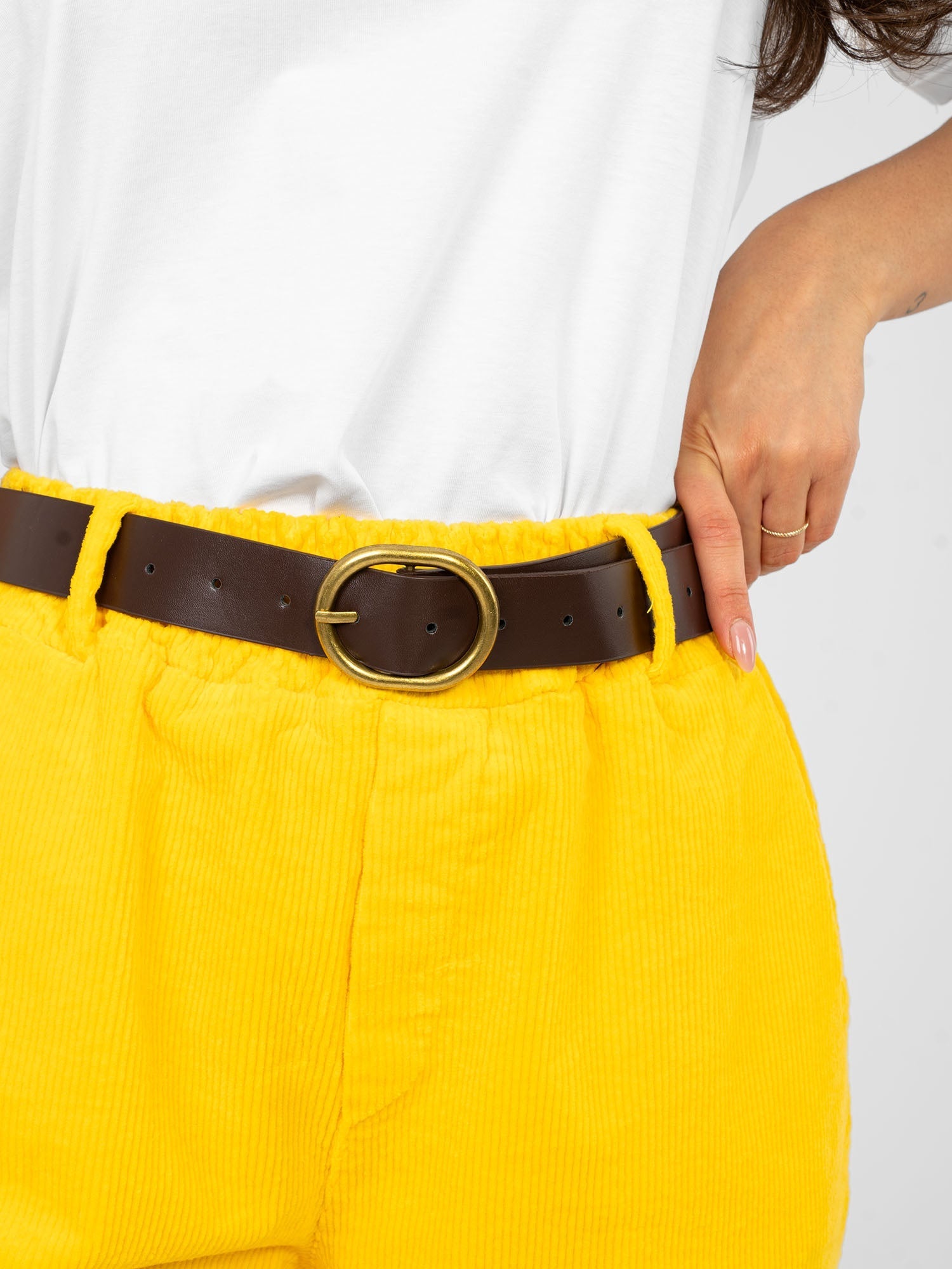 Pantaloni in velluto a coste modello carrot con vita alta