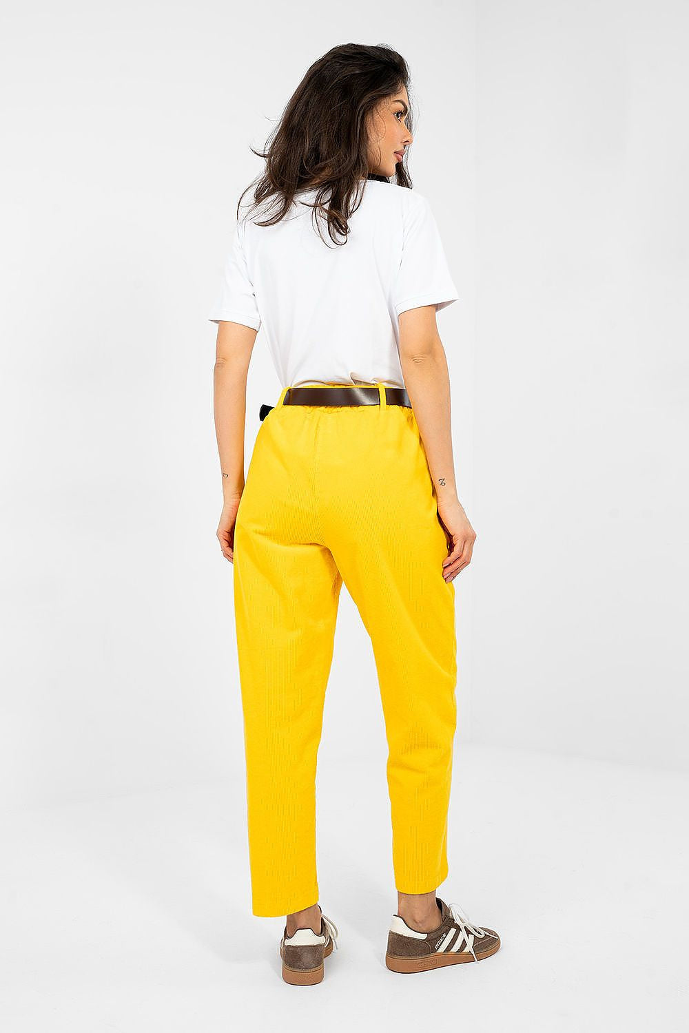 Pantaloni in velluto a coste modello carrot con vita alta